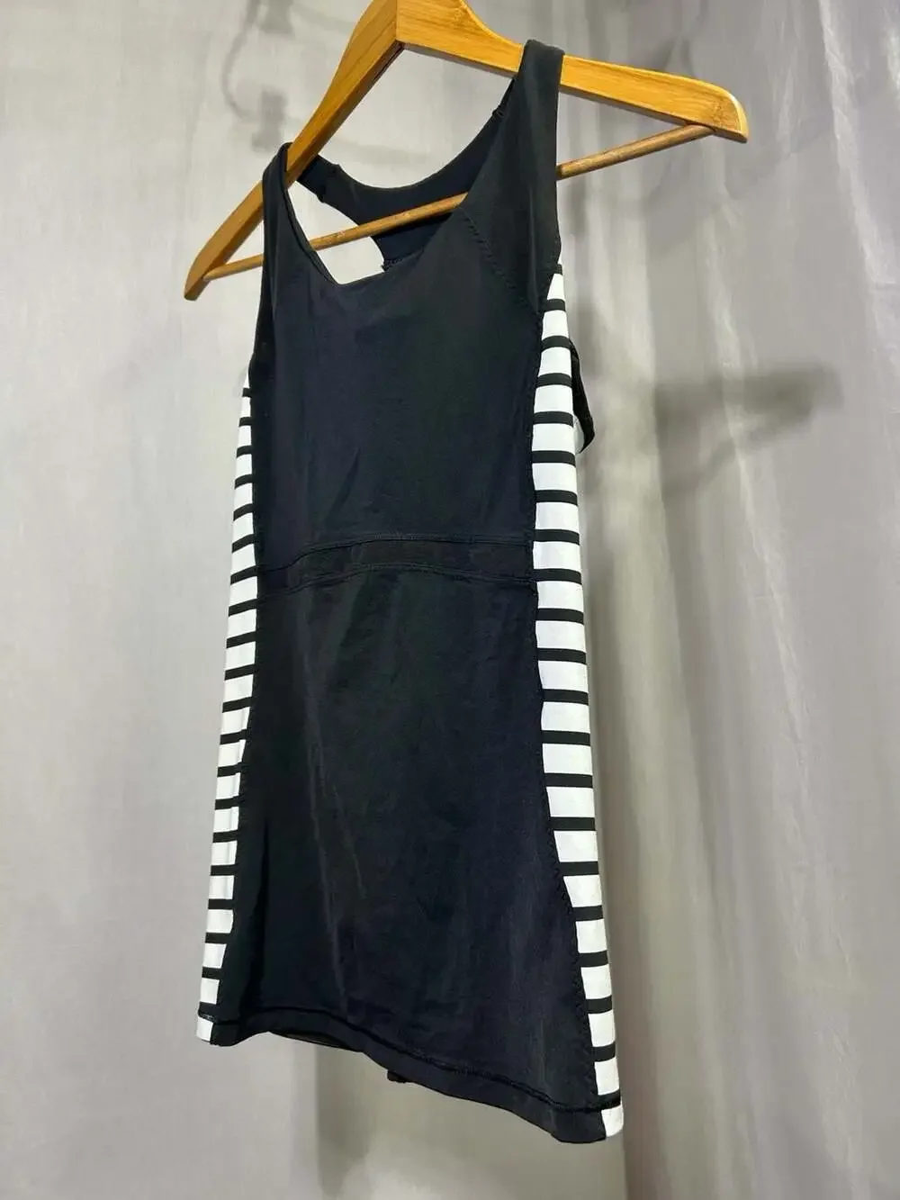 Athleta Striped Racerback Tank Top with Built-in Bra & Back Pockets Size M - Picture 5 of 6